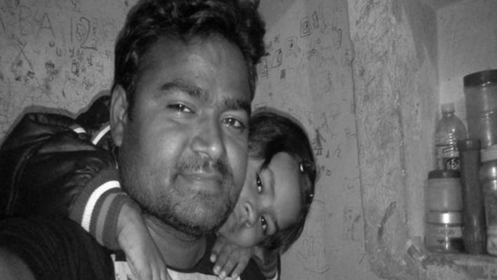 বর্তমানে দিল্লির শ্রীনিবাসপুরী এলাকায় স্ত্রী ও দুই সন্তানকে নিয়ে থাকেন সোলাঙ্কি। তাঁর ভাড়া বাড়িতে একটিই ছোট ঘর ও রান্না করার জায়গা। সেই ঘরেই থাকেন চার জন।