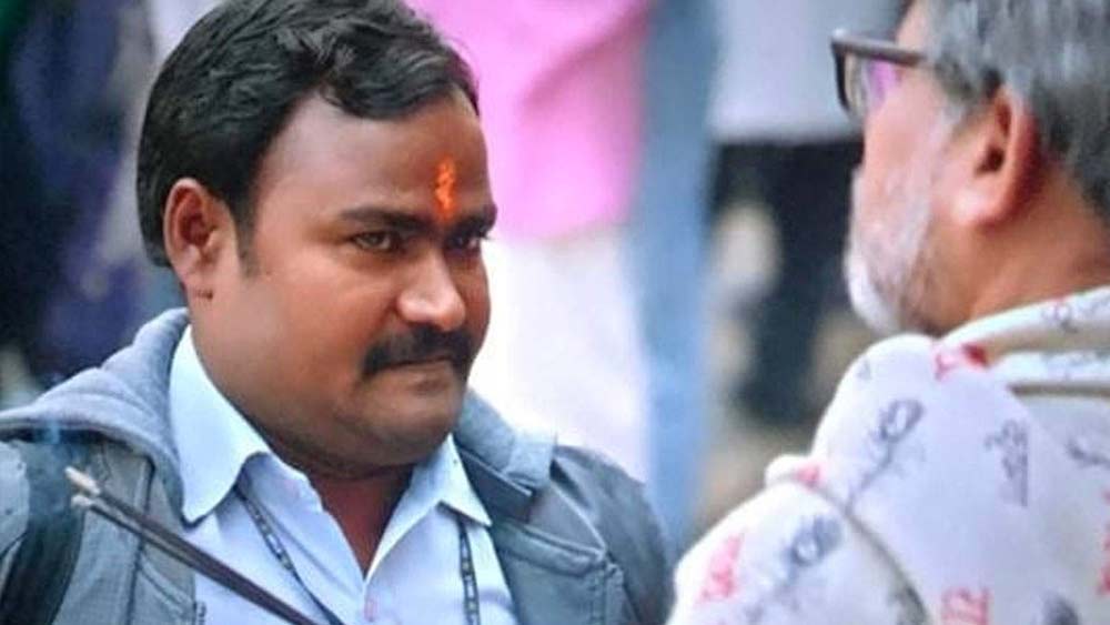 লকডাউনের জেরে মুম্বই থেকে দিল্লিতে এসে রয়েছেন তিনি। কিন্তু গত দু’মাসেরও বেশি সময় ধরে তাঁর হাতে কাজ নেই। রোজগারহীন হয়ে সংসার চালাতে হিমশিম খাচ্ছিলেন তিনি। খাবার জোটাতে অভিনয় ছেড়ে অন্য কাজে নামতে বাধ্য হন তিনি।