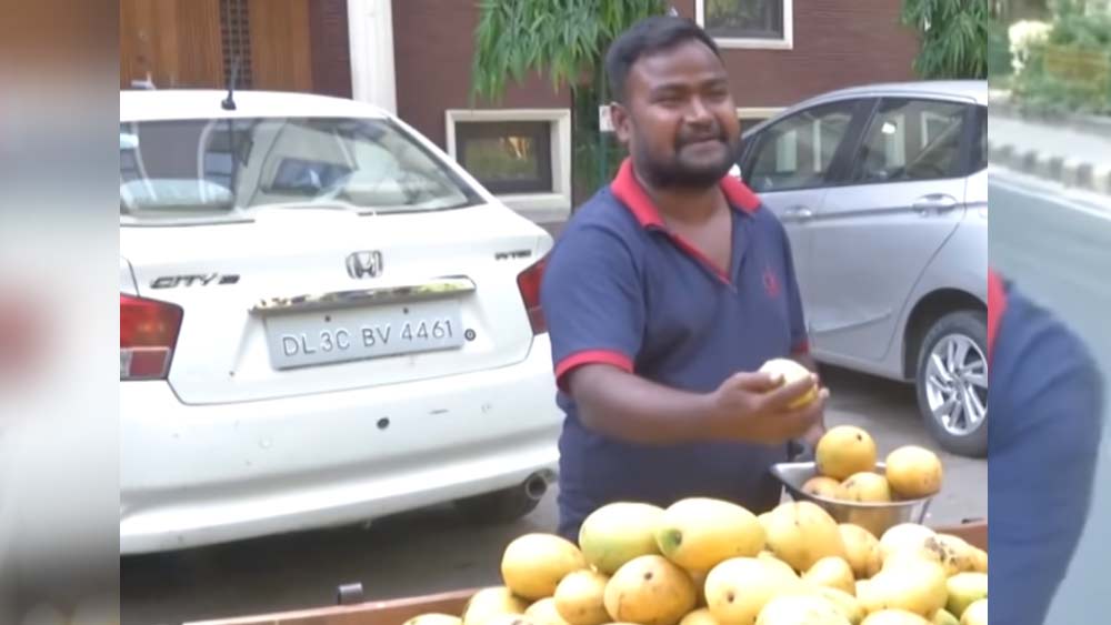 এ ব্যাপারে তিনি বলেছেন, ‘‘লকডাউন বাড়তেই অসুবিধার মধ্যে পড়েছিলাম। বাড়ি ভাড়া দিতে হত, পরিবারের অনান্য খরচের জন্যও টাকার দরকার ছিল। তাই ফল বিক্রি করতে নেমে পড়ি।’’
