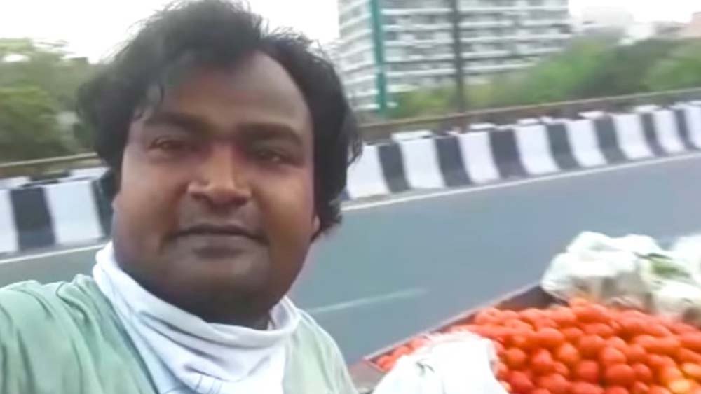 গত দু’মাস ধরে তিনি ফল বিক্রি করছেন দক্ষিণ দিল্লির রাস্তায়। লকডাউনে ফল বিক্রি করেই সংসার চলছে ৩৫ বছরের এই অভিনেতার।