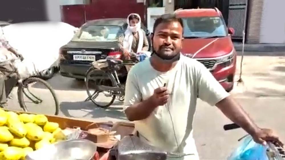 দিল্লির পাইকারি ফলের বাজার ওখলা মান্ডি। লকডাউনে সেখান থেকেই ফল কিনে এনেছেন সোলাঙ্কি। তার পর মালব্যনগর বাজারে সেই ফল বিক্রি করেছেন।