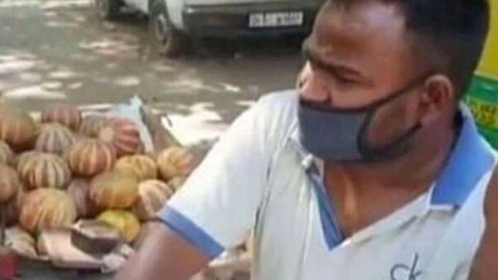 যদিও এই কাজকে অভিনয়ের সঙ্গে তুলনা করতে রাজি নন তিনি। কারণ তাঁর কাছে কোনও কাজই বড় বা ছোট নয়। সৎ ভাবে রোজগার করাকেই জীবনে বেশি গুরুত্ব দেন বলে জানিয়েছেন তিনি।