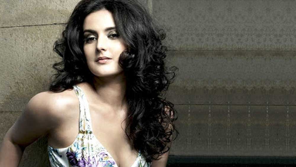 ছোটবেলাটা মুম্বইয়েই কেটেছে তাঁর। প্রথমে যমুনাবাই স্কুল তারপর মিঠিবাই কলেজ থেকে রসায়নে স্নাতক হন টিউলিপ। আর কলেজে পড়ার সময় থেকেই তাঁর ‘বেবি ফেস’-এর জন্য টিউলিপের কাছে আসতে থাকে মডেলিংয়ের অফার।