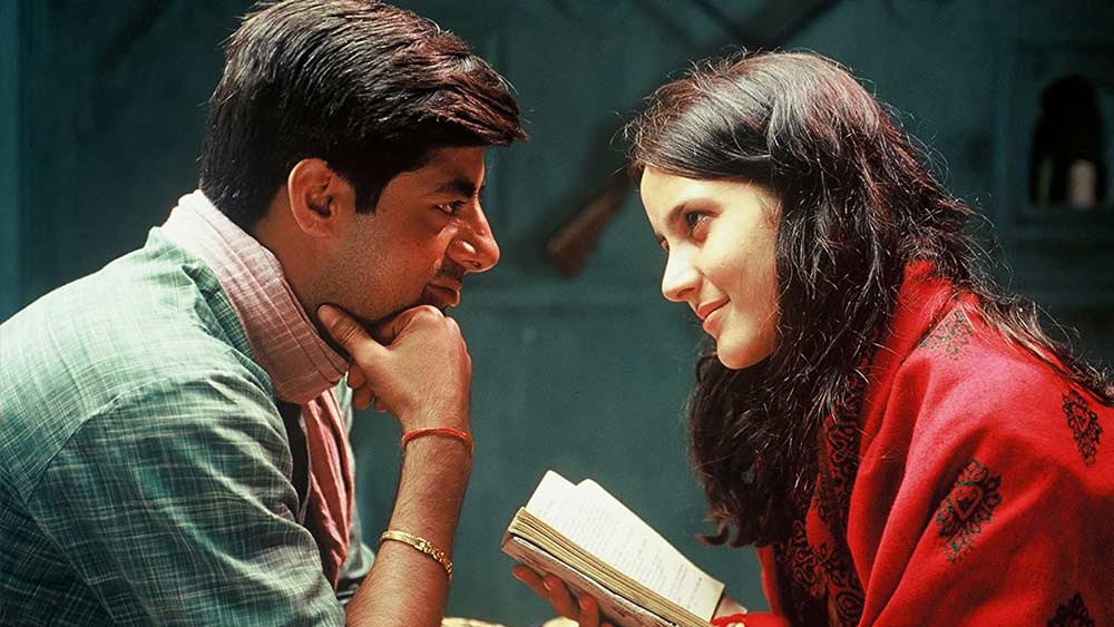 কিন্তু সেই ছবি বক্স অফিসে খুব একটা সাফল্য পেলনা। যশ চোপড়ার ব্যানার দিয়ে নিজের বলিউড কেরিয়ার শুরু করেও আঁচড় কাটতে পারলেন না টিউলিপ। এর ঠিক এক বছর পর গ্ল্যামার ছবি ছেড়ে ‘মাত্রুভূমি’ ছবিতে অভিনয় করেন টিউলিপ। সেই ছবিতে টিউলিপের অভিনয়ের ভূয়সী প্রশংসা হয়। তিনি যে শুধুই গ্ল্যামারাস নায়িকা নন একজন সুদক্ষ অভিনেত্রীও, প্রমাণ করেন টিউলিপ।