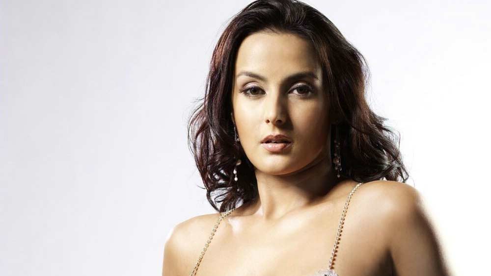 টিউলিপদের রয়েছে পারিবারিক ব্যবসাও। তাঁদের কোম্পানির বাৎসরিক আয় প্রায় কোটি টাকা। তবে সোনালি জগত থেকে দূরে গিয়েও আফসোস নেই টিউলিপের। নিজের মতো করেই সংসার সাজিয়েছেন তিনি।