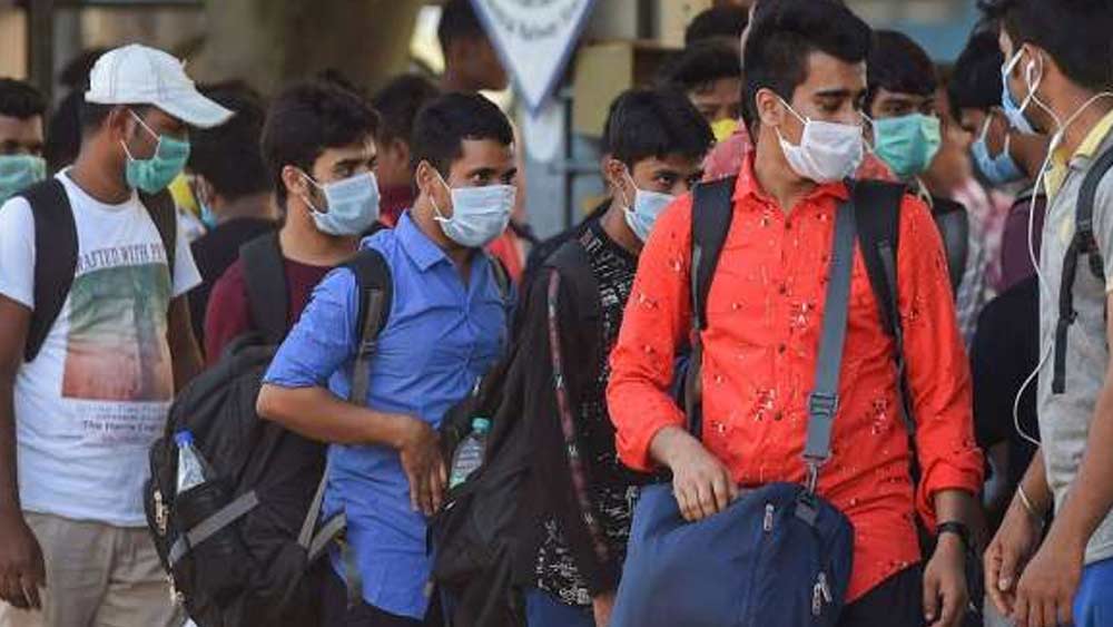 মাস্ক না পরে রাস্তায় নয়। বিশেষজ্ঞদের মতে, উপযুক্ত উপায়ে মাস্ক ব্যবহারে করোনাকে রুখে দেওয়া যায় প্রায় ৬০ শতাংশ। মাস্ক গলায় ঝুলিয়ে বা নামিয়ে নয়, মুখে বেঁধেই কথাবার্তা বলতে হবে। নাকের নীচে মাস্ক নয়। নাকও যেন ঢাকা থাকে। কথা বলার সময়ও ড্রপলেট বের হয় এবং তা থেকেও রোগ ছড়ায়। মাস্ক পরলে সেই ভয় দূর হয়।