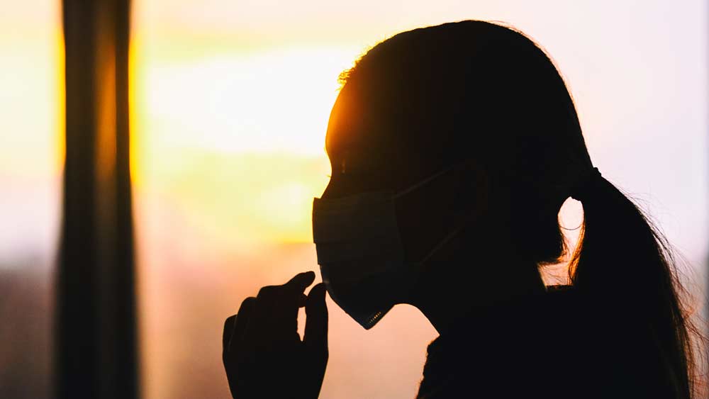 ঘন ঘন মাস্কের গায়ে হাত দেওয়ার ভুল নয়। এতে মাস্কের গায়ে থাকা জীবাণু যেমন হাতে লাগে, তেমনই হাতের জীবাণু মাস্কে লেগে যায়। মাস্ক নাড়ানোর দরকার পড়লে তার সুতো বা দড়িতে হাত দিন। সরাসরি মাস্কের গায়ে হাত নয়। মাস্ক খোলা ও পরার আগে ভাল করে হাত ধুয়ে নিন।