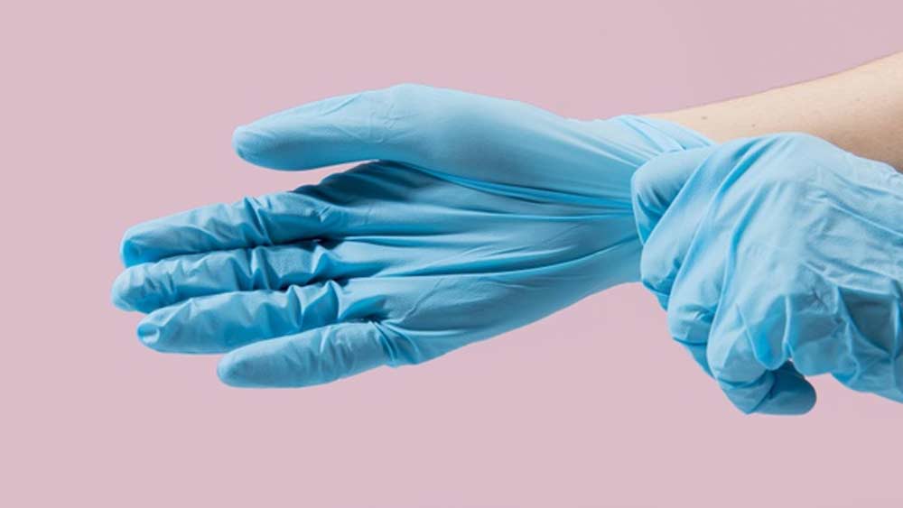 হাতে থাকুক গ্লাভস। যাঁদের কাজে ‘হিউম্যান কনট্যাক্ট’ বেশি, তাঁরা অবশ্যই গ্লাভস পরুন। বার বার চুলে হাত দেওয়া বা চোখে-মুখে হাত দেওয়ার প্রবণতা থাকলেও গ্লাভস পরুন। গ্লাভস থাকলে সে প্রবণতায় রাশ টানা যাবে। তবে গ্লাভস খোলার পর ভাল করে হাত ধুয়ে তবে খাবার খান। গ্লাভস সমেত টিফিনবক্স বা জলের বোতলে হাত দেবেন না।