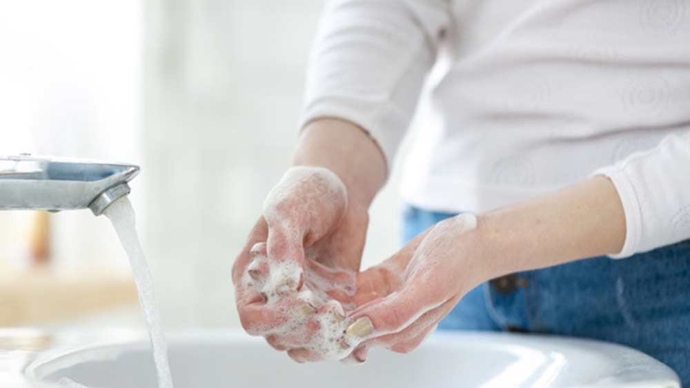 গণপরিবহণে দূরত্ব বজায় রাখা কঠিন। কিন্তু উপায়ও নেই। তাই সেখানেও চেষ্টা করুন দূরত্ব বজায় রাখতে ও ছোঁয়াচ বাঁচিয়ে সব কাজ করতে। হাতে গ্লাভস থাকলেও ঘন ঘন গ্লাভস খুলে হাত ধুয়ে শুকিয়ে ফের গ্লাভস পরুন।