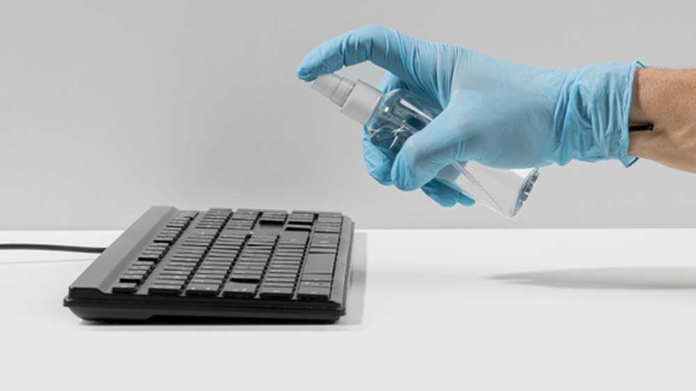 প্রত্যেকের কাজের জায়গা আলাদা, কাজের ধরনও আলাদা। তাই কর্মক্ষেত্রের সব জিনিস স্যানিটাইজ় করা হচ্ছে কি না সে দিকেও নজর রাখুন। কিছু জিনিস ব্যক্তিগত ভাবে নিজের কাছেও রাখুন. ঝুঁকি না নিয়ে স্যানিটাইজ করে ব্যবহার করুন। কারও হাঁচি, কাশির মতো উপসর্গ দেখা দিলে তাঁর থেকে দূরত্ব বজায় রাখুন। মাস্ক না পরা সহকর্মী থেকে দূরে থাকুন। অফিসেও বাধ্যতামূলক ভাবে মাস্ক পরুন।