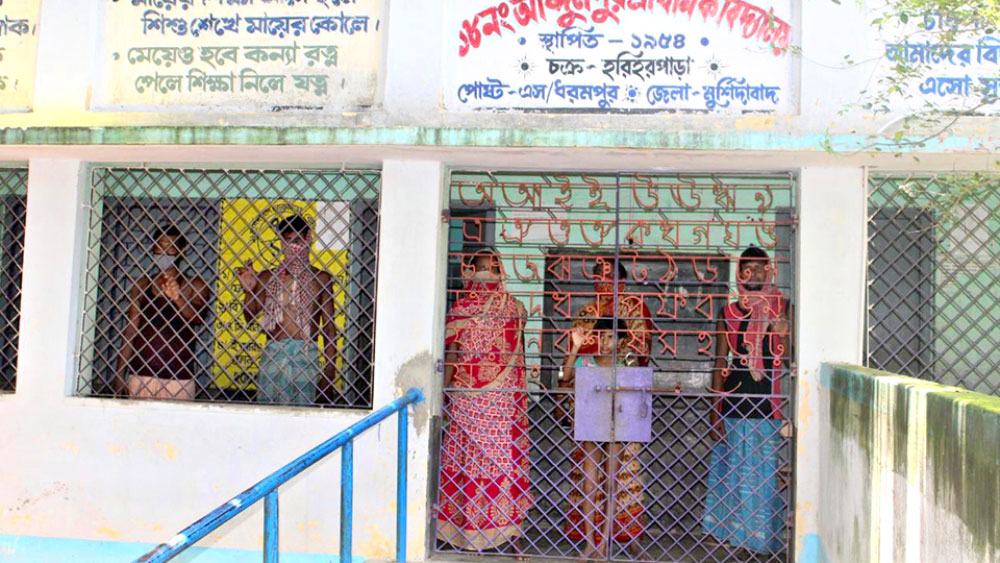 Many people are getting on road leaving Quarantine Center