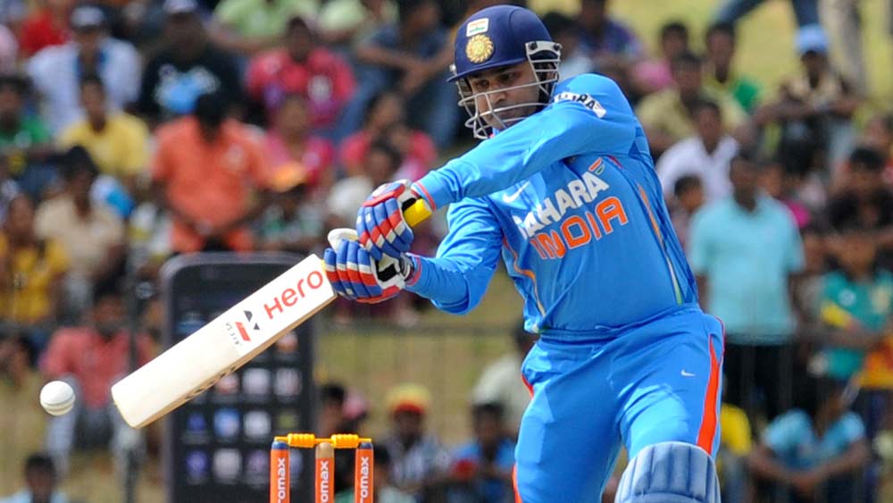 ফিঞ্চের দলে ওপেন করবেন বীরেন্দ্র সহবাগ। কেন বীরু, ফিঞ্চের ব্যাখ্যা, “সহবাগ আমার এক নম্বর পছন্দ। ও এত দাপুটে। রোহিত শর্মাকে খেলাতাম, ওর রেকর্ড তো অবিশ্বাস্য। কিন্তু, আমি চাই অ্যাডাম গিলক্রিস্ট ওপেন করুক সহবাগের সঙ্গে।” রোহিত তো বটেই, সচিন তেন্ডুলকরের কথাও ভাবেননি ফিঞ্চ। যা নিয়ে অবাক ক্রিকেটপ্রেমীরা।