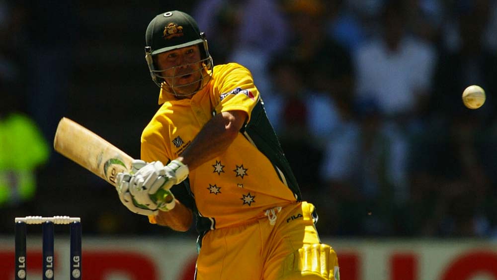 তিনে ফিঞ্চের দলে নামবেন রিকি পন্টিং। অস্ট্রেলিয়ার বিশ্বকাপজয়ী অধিনায়কের জায়গা নিয়ে ক্রিকেটপ্রেমীদের মনে সংশয় নেই। ২০০৩ বিশ্বকাপ ফাইনালে ১৪০ করে সেরার সম্মান পেয়েছিলেন পন্টিং। এই ফরম্যাটে ৩০ সেঞ্চুরি সহ ১৩৭০৪ রান রয়েছে তাঁর। খেলেছেন ৩৭৫ ম্যাচ। সেই অভিজ্ঞতাও কাজে আসবে।