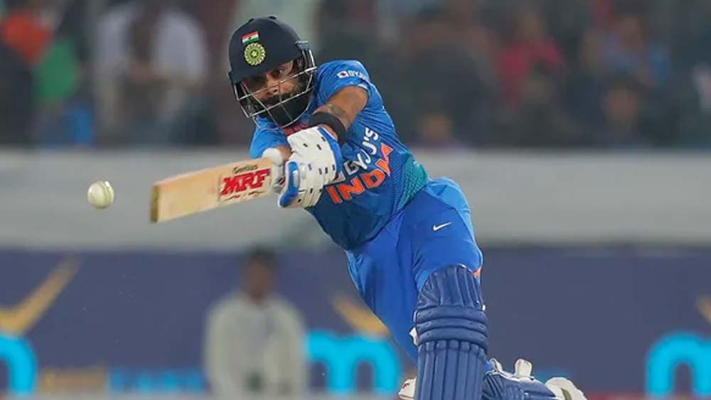 চারে নম্বরে আসবেন বিরাট কোহালি। ভারতের হয়ে যদিও তিনে নামেন তিনি। কিন্তু পন্টিং থাকায় ‘চেজমাস্টার’ নামবেন পিছিয়ে। আর চারে নামার অভিজ্ঞতাও রয়েছে কোহালির। এই ফরম্যাটে ২৪৮ ম্যাচে ৪৩ সেঞ্চুরি সহ ১১৮৬৭ রান করে ফেলেছেন তিনি। গড় ৫৯.৩৩। ক্রিকেটীয় শটে ভরসা রেখেই স্ট্রাইক রেট ৯৩.২৫।