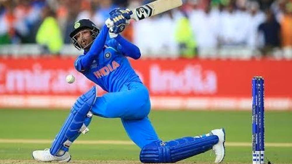 ছয়ে আরও এক অবাক করা নির্বাচন। ফিঞ্চ বেছেছেন হার্দিক পাণ্ড্যকে। যেখানে যুবরাজ সিংকে নেওয়াই উচিত হত বলে মনে করছেন ক্রিকেটপ্রেমীরা। ২০১১ বিশ্বকাপের সেরা ক্রিকেটার হয়েছিলেন যুবরাজ। যদি বল করার দক্ষতাকে গুরুত্ব দেওয়া হয়, তা হলেও যুবির বাঁহাতি স্পিন দলে বৈচিত্র বাড়াবে বলে মনে করা হচ্ছে। আর কপিল দেবকেই বা ভোলা যায় কী ভাবে!