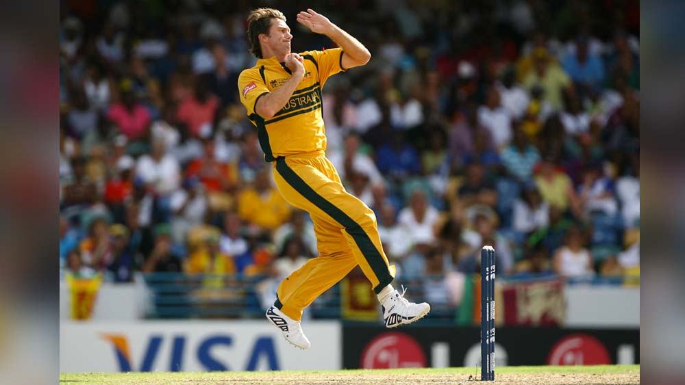 এ বার তিন পেসার। ফিঞ্চের প্রথম পছন্দ গ্লেন ম্যাকগ্রা। ২৫০ এক দিনের ম্যাচে ৩৮১ উইকেট নিয়েছেন ডানহাতি পেসার। গড় ২১.৬৪, ইকনমি রেট ৩.৮৮, স্ট্রাইক রেট ৩৪। সাত বার এই ফরম্যাটে পাঁচ উইকেট নিয়েছেন। বড় আসরে জ্বলে ওঠার সহজাত দক্ষতা রয়েছেন ম্যাকগ্রার।