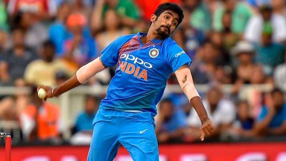 তৃতীয় পেসার হিসেবে ফিঞ্চের পছন্দ জশপ্রীত বুমরা। ২৬ বছর বয়সি এখনও পর্যন্ত ৬৪ এক দিনের ম্যাচ খেলেছেন। নিয়েছেন ১০৪ উইকেট। গড় ২৪.৪৩, ইকনমি রেট ৪.৫৫, স্ট্রাইক রেট ৩২.১। মাত্র এক বারই তিনি পাঁচ উইকেট নিয়েছেন। তবে ডেথ ওভারে নিয়মিত ইয়র্কার ও বৈচিত্রের কারণে তিনি যে কোনও দলের সম্পদ।