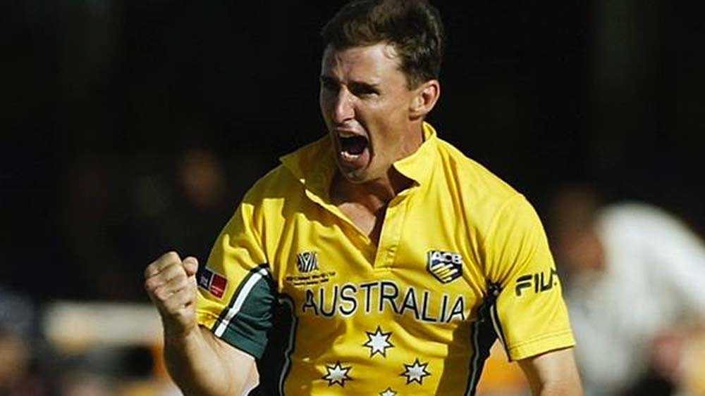 বিশেষজ্ঞ স্পিনার হিসেবে কে খেলবেন, সেই সিদ্ধান্ত নিতে পারেননি ফিঞ্চ। তাঁর মাথায় অজি স্পিনার হিসেবে রয়েছে ব্র্যাড হগের নাম। চায়নাম্যান হগ ১২৩ এক দিনের ম্যাচে নিয়েছেন ১৫৬ উইকেট। গড় ২৬.৮৪, ইকনমি রেট ৪.৫১, স্ট্রাইক রেট ৩৫.৬। পাঁচ উইকেট নিয়েছেন দু’বার। ক্রিকেটপ্রেমীরা বিস্মিত, শেন ওয়ার্নের কথা কী ভাবে ভুলে গেলেন ফিঞ্চ!