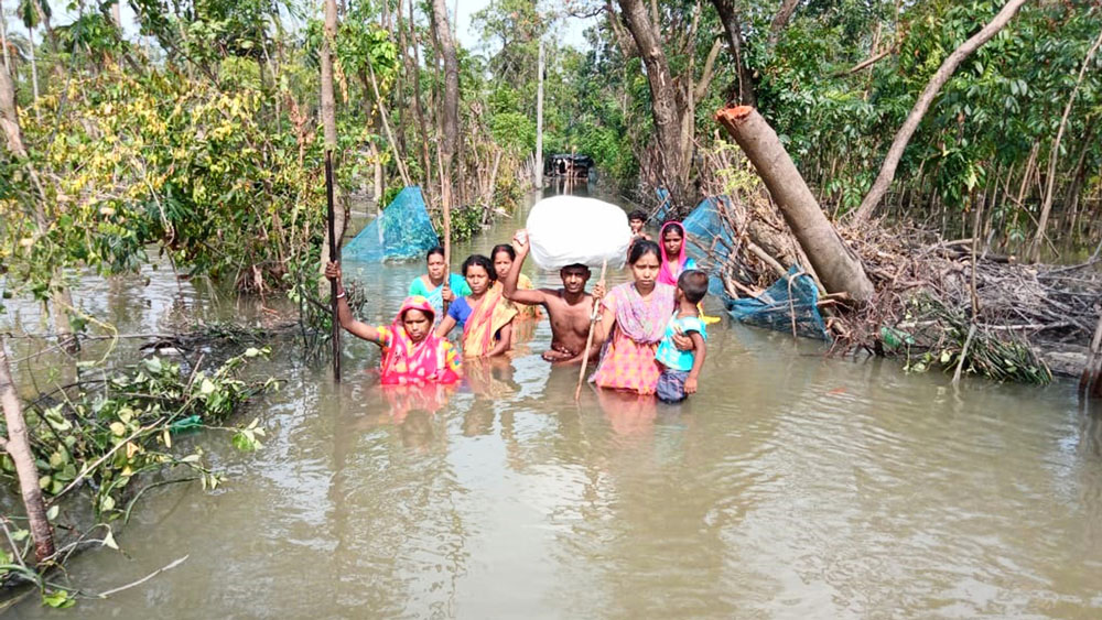 জলবন্দি: ডাঁসা নদীর বাঁধ ভেঙে প্লাবিত হাসনাবাদের পশ্চিম ঘুনি দাসপাড়া। ছবি: নবেন্দু ঘোষ