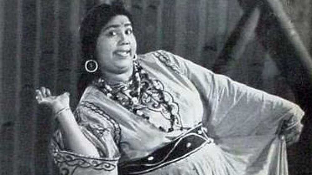 শৈশবের স্মৃতি বলতে তাঁর মনে ছিল আলিপুর বলে এক গ্রামের কথা। ওই গ্রামেই তাঁর জন্ম ১৯২৩ সালের ১১ জুলাই।উত্তরপ্রদেশের সে গ্রামে কাকার বাড়িতে তিনি থাকতেন আট বছর বয়সি দাদার সঙ্গে।  জমিসংক্রান্ত বিবাদের জেরে তাঁর বাবা-মাকে খুন করা হয়েছিল।