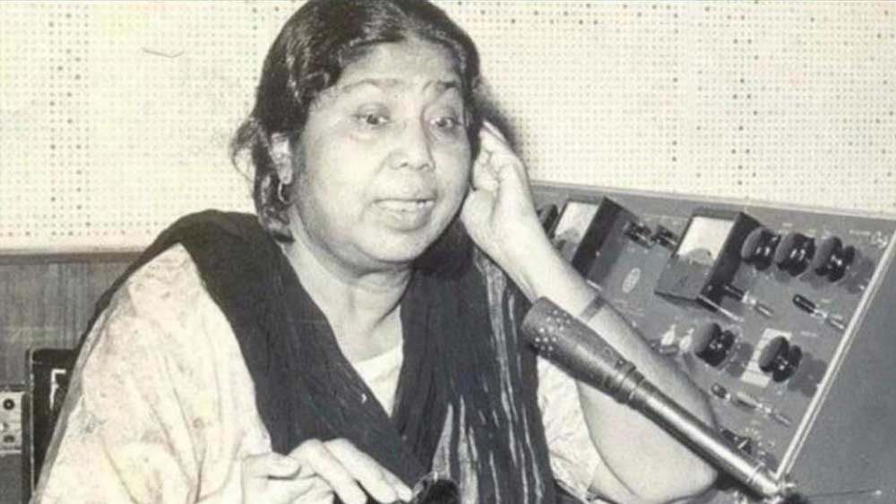 ১৯৪৬ সালে উমা প্রথম গান করেন ‘ওয়ামিক আজরা’ ছবিতে। কয়েক দিনের মধ্যে পরিচালক-প্রযোজক এ আর কারদর চুক্তি করেন উমার সঙ্গে। নুর জাহান, রাজকুমারি, খুরশিদ বানু, জোহরাবাঈ অম্বালেওয়ালির সঙ্গে তিনিও সুযোগ পান ছবিতে গান করার।