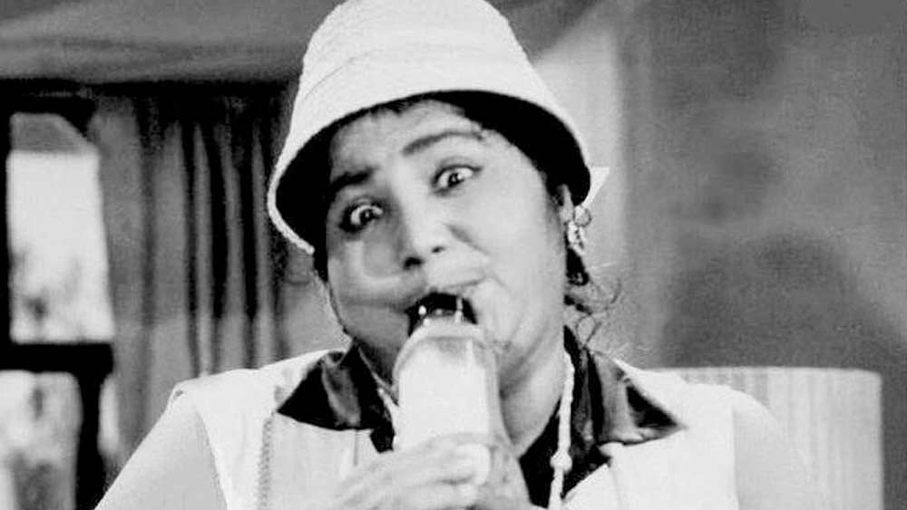 উমাদেবীর ‘পুরনো রীতি’-তে গাওয়া গান থেকে মুখ ফিরিয়ে নেন দর্শক-শ্রোতা। পরিচালকদের পাল্লা ভারী হতে থাকে নতুন দুই গায়িকার দিকে।  ইন্ডাস্ট্রিতে টিকে থাকতে নৌসাদ তাঁকে পরামর্শ দেন, অভিনয় শুরু করার।