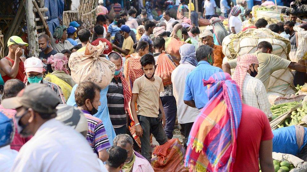 নিরুত্তাপ: বাইরে বেরোলেও কঠোর ভাবে মানতে হবে দূরত্ব-বিধি ও অন্যান্য নিয়ম, সরকারি নির্দেশ তেমনই। তবে শহরে দেখা যাচ্ছে উল্টো চিত্রই। 