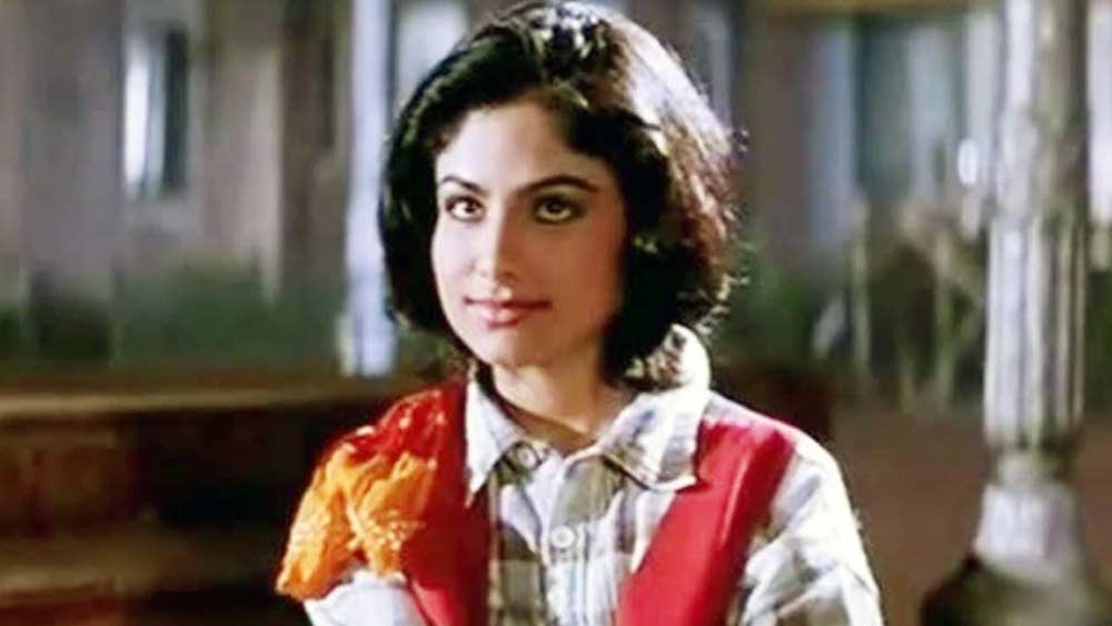 তাঁর শৈশবের বড় অংশ কেটেছে দিল্লিতে। পড়াশোনা দিল্লির লোরেটো কনভেন্ট স্কুলে। গ্র্যাজুয়েশনের আগেই সিনেমায় অভিনয় শুরু আয়শার।