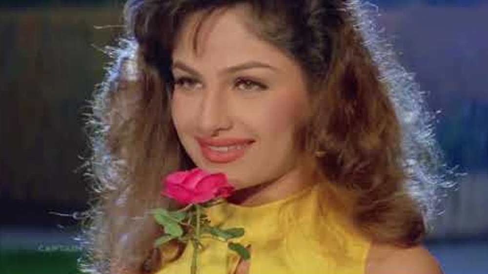 ছবিতে অভিনয়ের আগে বেশ কয়েক বছর চুটিয়ে মডেলিং করেছেন তিনি। তাঁর কৈশোরের প্রেমিক রজম মাথুরের কথায় মডেলিং শুরু করেছিলেন।