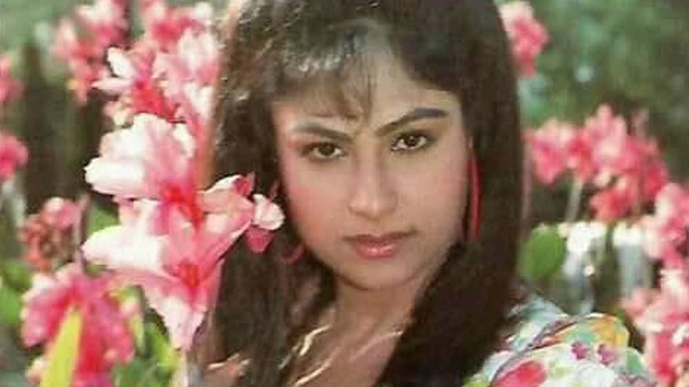 সাফল্য পেয়ে আর পিছনে ফিরে তাকাতে হয়নি। পরে রুপোলি দুনিয়ায় পা রেখে ভেঙে যায় রজতের সঙ্গে সম্পর্কও।