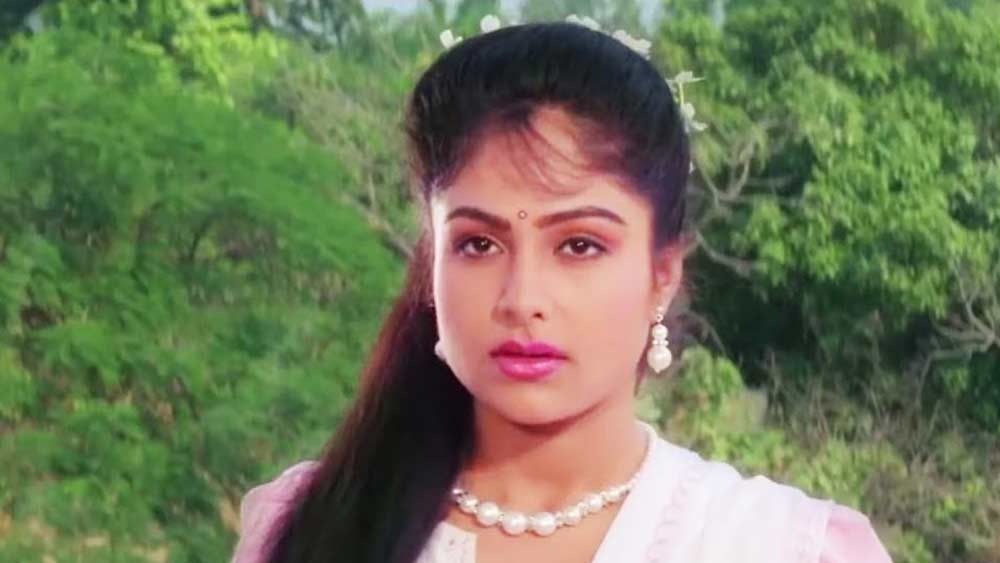 আয়শার প্রথম ছবি ‘ক্যায়সে ক্যায়সে লোগ’ মুক্তি পেয়েছিল ১৯৮৯ সালে। প্রথম থেকেই আয়শার নিষ্পাপ লুক মনে ধরেছিল দর্শকদের। ১৯৯০ সালে ‘মিত মেরে মন কে’ ছবিতে প্রথম নায়িকার ভূমিকায় আত্মপ্রকাশ।