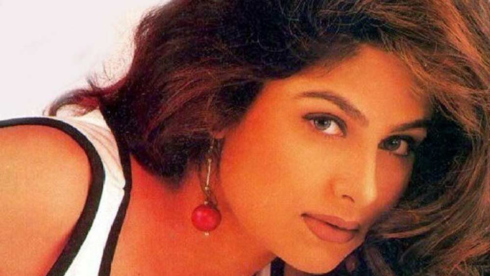 তাঁকে না জানিয়ে এই কাজ করায় তিনি অভিযুক্ত করেন পরিচালক পার্থ ঘোষ এবং প্রকাশ মেহরাকে। উঠতি নায়ক আরমান কোহালিকে জড়িয়েও তাঁর সম্বন্ধে অনেক গুঞ্জন শোনা যেত ইন্ডাস্ট্রিতে।