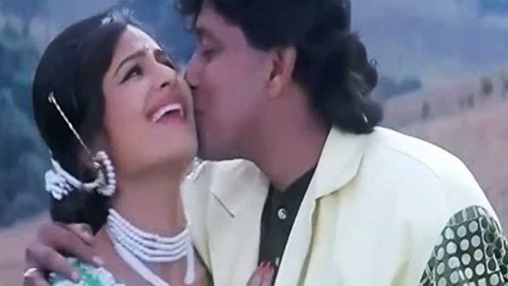 পরে আয়শার ঘনিষ্ঠ হিসেবে শোনা গিয়েছে নানা পটেকর, মিঠুন চক্রবর্তী, অক্ষয় কুমারের নাম-ও। নানা-র সঙ্গে বেশ কিছু সাহসী দৃশ্যে অভিনয় করার পর আরও তির্যক হয় গুঞ্জন।