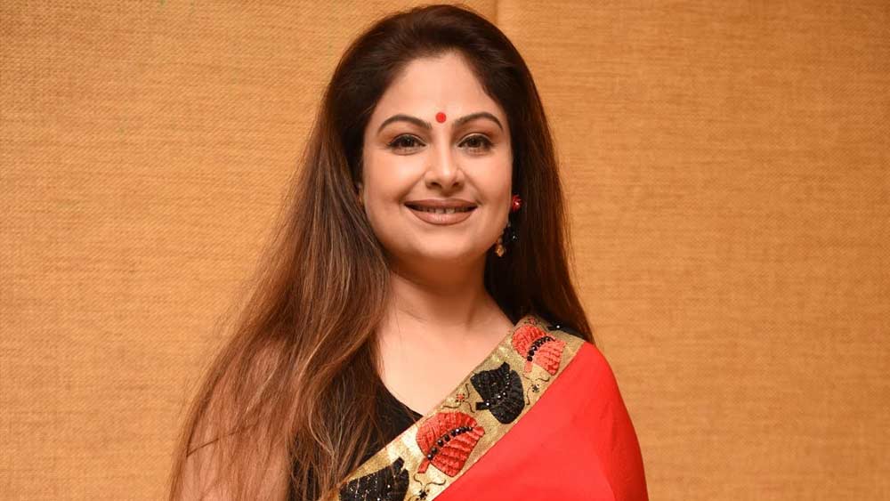 তবে কোনও গুঞ্জনই দীর্ঘস্থায়ী হয়নি। কেরিয়ারের শীর্ষে থাকতে থাকতই আয়শা বিয়ে করে নেন সমীর ভাসিকে। বিয়ের পরে স্পা, রিসর্ট, বুটিক-সহ একাধিক ব্যবসার কাজে স্বামীর ব্যস্ততার শরিক তিনিও।