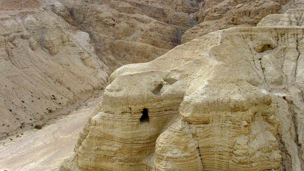 ডেড সি-র উত্তর পশ্চিম তট বরাবর আছে কুমরান গুহা। ১৯৪৬-’৪৭ সালে কিছু স্থানীয় রাখাল খেলার ছলেই ঢুকেছিল এই গুহায়। গুহা থেকে তারা উদ্ধার করে লম্বাটে বড় বড় মাটির প্রাচীন পাত্র। তার ভিতরে সযত্নে রাখা ছিল চামড়ার উপরে লেখা প্রাচীন লিপি।