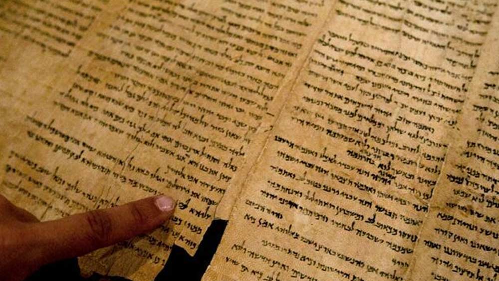 দীর্ঘ কয়েক দশকের গবেষণায় জানা গিয়েছে এই স্ক্রোলগুলি হিব্রু, অ্যারামাইক ও গ্রিক ভাষায় লেখা। বিশ্বের দ্বিতীয় প্রাচীন পাঠযোগ্য এই পাণ্ডুলিপির ধর্মীয় অংশকে পরে হিব্রু বাইবেলে অন্তর্ভুক্ত করা হয়। কিন্তু লিপিতে কিছু ধর্মীয় প্রসঙ্গ ছাড়াও ছিল বহু রহস্যাবৃত অংশ।