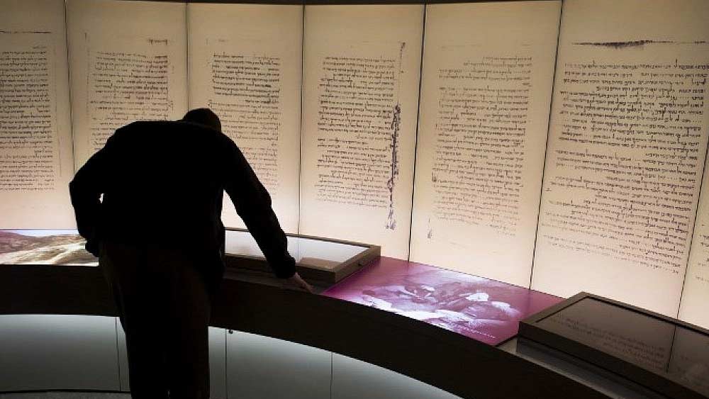 ইতিহাসবিদদের ধারণা, খ্রিস্টের জন্মের তিনশো বছর আগে থেকে শুরু করে প্রথম খ্রিস্টাব্দ অবধি, অর্থাৎ প্রায় চারশো বছর ধরে ওই লিপিগুলি লেখা হয়েছিল। যুগের পর যুগ মধ্য এশিয়ার ওই অংশে বিভিন্ন সভ্যতাবাসী গুহাগুলিকে ব্যবহার করেছে তাদের নিরাপদ ও সুরক্ষিত সংগ্রহশালা হিসেবে।