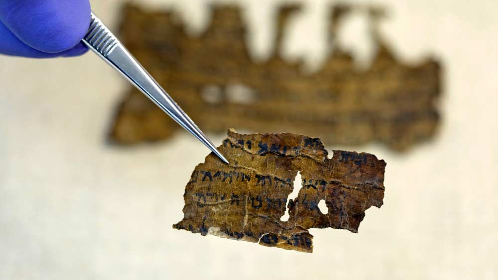 কিন্তু আবিষ্কারের পরে আধুনিক বিশ্বে এই চর্মলিপির মালিকানা কার? তাই নিয়ে বিবাদ দেখা দিল জর্ডন ও ইজরায়েল দুই দেশের। ধর্মীয় স্ক্রোলগুলি পৌঁছয় ইজরায়েলে। প্রত্নতাত্বিকদের হিসেবে, কুমরানের তৃতীয় গুহা থেকে উদ্ধার হওয়া স্ক্রোলগুলিই প্রাচীনতম। সেগুলি নিজেদের কাছেই রেখে দেয় জর্ডনের মানুষ। সবথেকে আশ্চর্যের হল, এগুলি বাকি স্ক্রোলের মতো প্যাপিরাস বা শূকরের চামড়ায় লেখা নয়। বরং এগুলি লেখা হয়েছে তামার পাতে।