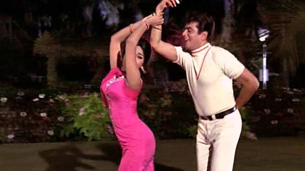 জিতেন্দ্রর সাদা পোশাকের রহস্যভেদ করার আগে একটু পিছন ফিরে তাকানো যাক। কেরিয়ারে একেবারে গোড়ার দিকে সাদা পোশাকে দেখা যায়নি জিতেন্দ্রকে। বরং তখন বেশ রংচঙে পোশাকই পরতেন তিনি। তবে কখন থেকে সাদা পোশাকের প্রতি টান এল জিতুর?