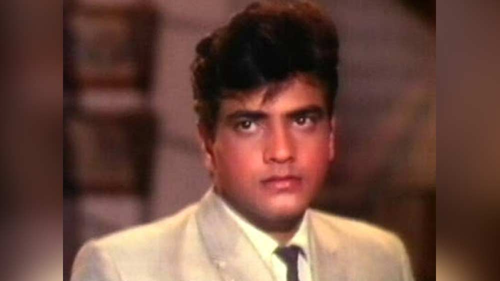 সে কথা খোলসা করার আগে জিতেন্দ্র নিজের কেরিয়ারের শুরুর দিকটা তুলে ধরেছেন। বা বলা ভাল, তাঁর স্ট্রাগল করার সময়কালে ফিরে গিয়েছেন। জিতেন্দ্র বলেন, “পড়াশোনায় একেবারেই ভাল ছিলাম না। যাকে বলে একেবারে জিরো। অথচ সংসারের অবস্থাও তেমন ভাল না। কাকার সঙ্গে বলিউডের সেটে ইমিটেশন জুয়েলারি বিক্রি করতাম।” আর এ ভাবেই জীবনে প্রথম ব্রেক এসে গিয়েছিল জিতুর কাছে।