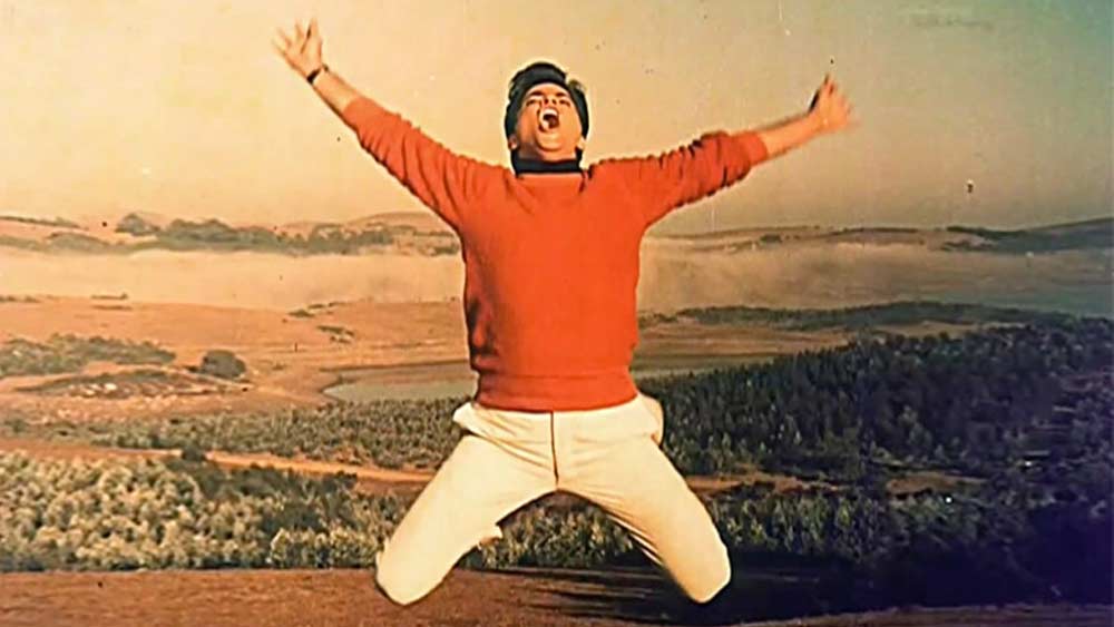 কেরিয়ারের প্রথম দিকে রীতিমতো কাঠখড় পোড়াতে হলেও ১৯৬৭ সালে কপাল খুলে যায় জিতেন্দ্রর। তত দিনে তিন তিনটে ফিল্মে অভিনয় করে ফেলেছেন। তবে তেমন চোখে পড়েননি। ’৬৭-তে বক্স অফিসে এল ‘ফর্জ’। তাতেই কেল্লাফতে করলেন জিতেন্দ্র।