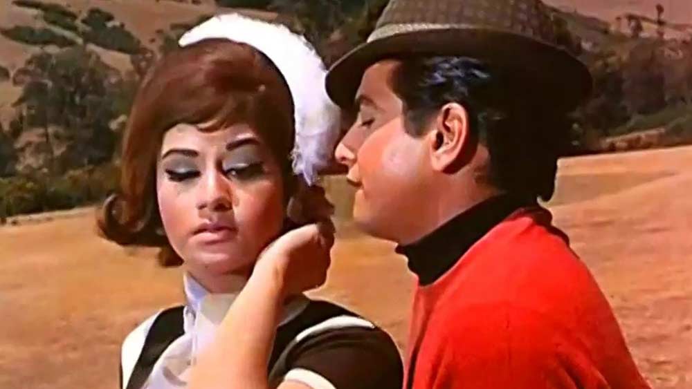 জিতুর লিপে ‘মস্ত বাহারোঁ কা ম্যায় আশিক’ গানটি সুপারডুপার হিট। সেই সঙ্গে হিট হল ফিল্মও। নজর কাড়লেন জিতেন্দ্র। সেই সঙ্গে ওই গানের সময় পরা তাঁর টাইট সাদা ট্রাউজারও। ওই গানে অবশ্য সাদা নয়, লাল টি-শার্ট পরেছিলেন জাম্পিং জ্যাক।