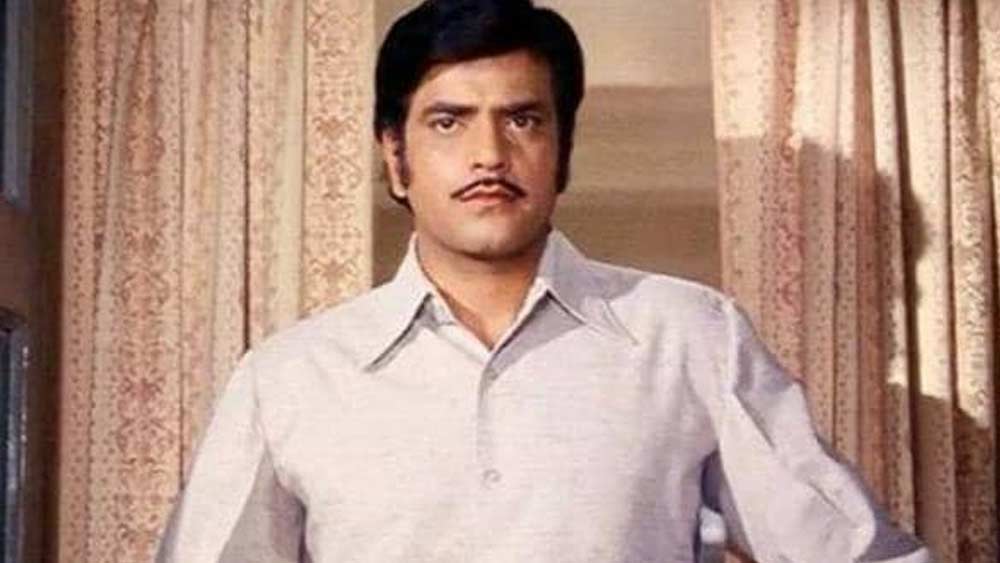 ‘ফর্জ’ সুপারহিট হওয়ার পর জিতেন্দ্রর কেরিয়ারের মোড় ঘুরে যায়। এর পর তাঁর প্রায় প্রতিটি ফিল্মেই সাদা পোশাকে নাচগানের দৃশ্য থাকত। সে সব গানই সুপারহিট। ‘ঢল গ্যায় দিন, হো গয়ি শাম’, ‘নয়নো মে সপনা’, ‘তাকি ও তাকি’ থেকে শুরু করে শ্রীদেবীর সঙ্গে জুটিতে ‘তোফা তোফা’— একের পর এক ফিল্মি গানে জিতেন্দ্রকে দেখা গিয়েছে পুরোপুরি সাদা পোশাকে। গান তো বটেই সুপারহিট জিতেন্দ্রর ডান্সিং স্টাইলও। ‘জাম্পিং জ্যাক’ জিতেন্দ্র তকমাটা সে সময়ই তাঁর পাওয়া।