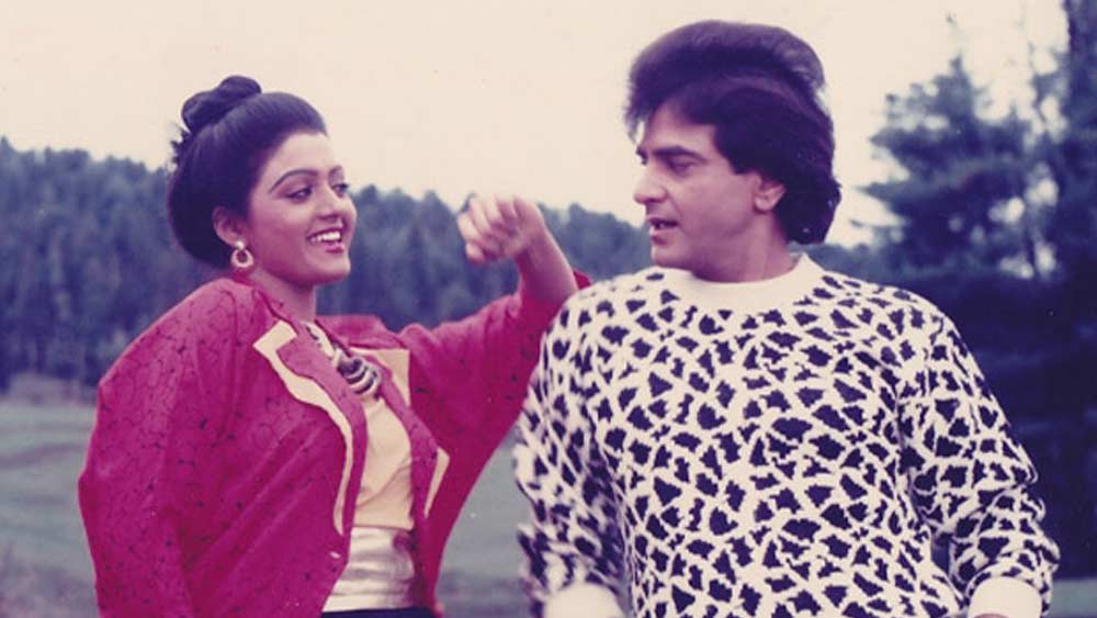 তবে যে নামেই ডাকা হোক না কেন, বলিউডে তাঁর আসল নামটা কখনই ব্যবহার করেননি জিতেন্দ্র। তাঁর কথায়, “যতীন খন্না এবং আমি, দু’জনেই রুপোলি পর্দায় নামবদল করেছিলাম। যতীনকে লোকজন চেনে রাজেশ খন্না বলে। আর রবি কপূর থেকে আমি হয়ে গিয়েছিলাম জিতেন্দ্র! আর একটা কথা জানেন কি? আমরা দু’জনেই স্কুলের বন্ধু ছিলাম।”