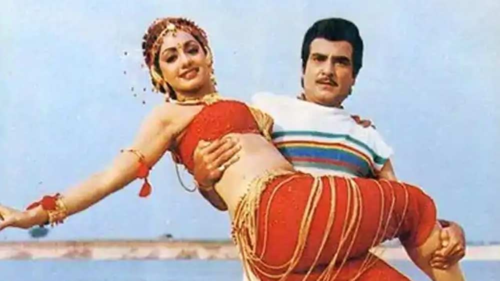 সাদা পোশাকে শুরুটা কী ভাবে হয়েছিল, সে কথা তো জানালেন জিতেন্দ্র। তবে তাতে প্রায় সব ফিল্মেই পরার রহস্যটা কী? জিতেন্দ্র বলেন, “রংবেরঙের পোশাক পরলে আমাকে খুব বেঁটে দেখাত।”