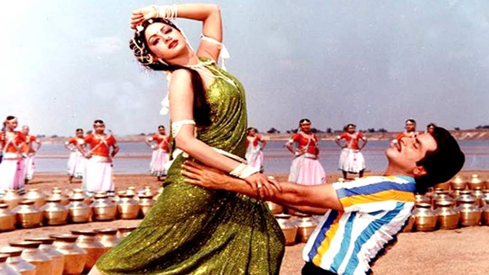 শুধুমাত্র বেঁটে দেখাত বলেই কি ফিল্মে সাদা পোশাক পরতে শুরু করেন জিতেন্দ্র। না! এর আরও একটা কারণ রয়েছে।