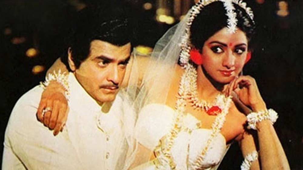 সাদা পোশাকের চ্যালেঞ্জ কেন? সে কথাও খোলসা করেছেন জিতেন্দ্র। তাঁর কথায়, “পুরোপুরি সাদা পোশাক পরলে সব সময় মনে রাখতে হয়, নিজেকে ফিট দেখাতে হবে। তাই নিজের ফিটনেস ঠিক রাখার জন্যও চ্যালেঞ্জ হিসেবে সাদা পোশাক পরতাম।”