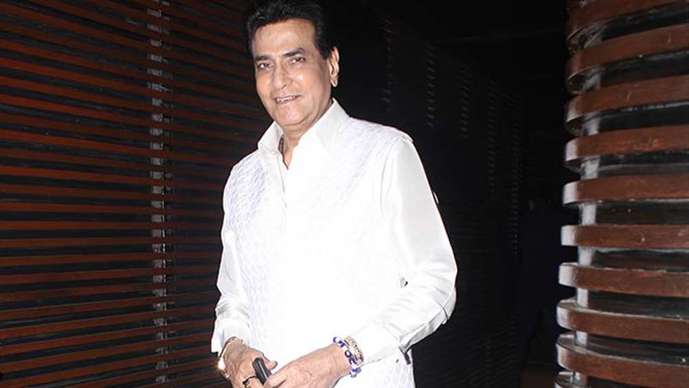 নিজের সঙ্গে ফিটনেসের চ্যালেঞ্জটা জিতেন্দ্র নিয়েছেন। এবং বেশ ভাল রকম ভাবেই। ৭৮ বছর বয়সেও তাঁকে সাদা পোশাকে দেখা যায়। তেমনই ফিট, তেমনই সুদর্শন।