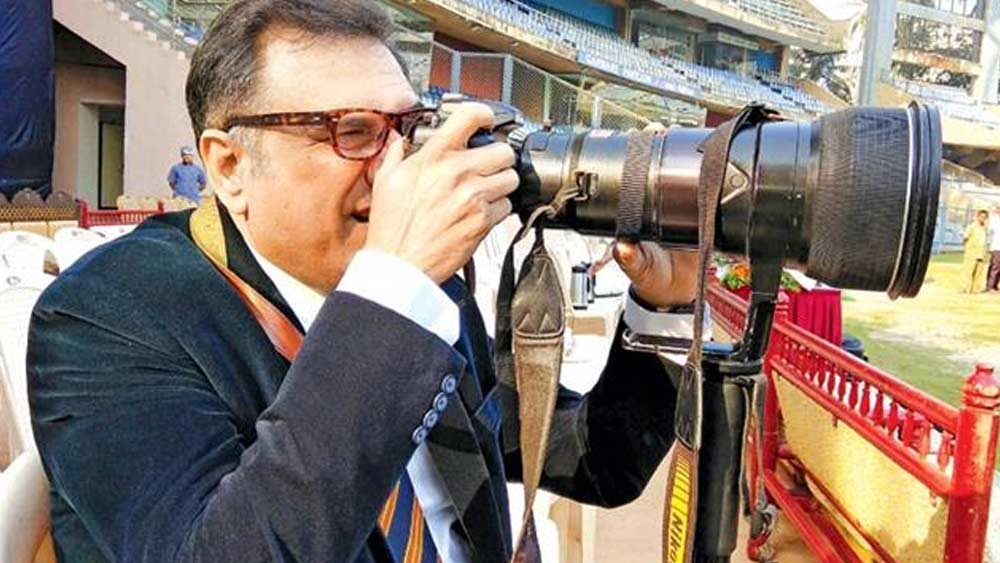 দু’বছর তাজ হোটেলে কাজ করেছিলেন বোমান। এই সময়ে বেতন ছাড়াও তাঁর পকেটে জমা হয়েছিল বখশিসের মোটা অঙ্ক। চাকরি ছেড়ে দিয়ে বোমান এ বার পড়লেন ফোটোগ্রাফির শখ নিয়ে। জমানো বখশিসের টাকা দিয়ে ক্যামেরা কিনেছিলেন।