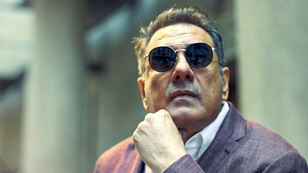 বোমানের জন্মের ছ’মাস আগে মাত্র ২৮ বছর বয়সে মারা গিয়েছিলেন তাঁর বাবা। তার পর দোকানের দায়িত্ব নিয়েছিলেন তাঁর মা। পরে দীর্ঘ দিন বোমানই সামলাতেন পারিবারিক ব্যবসা।